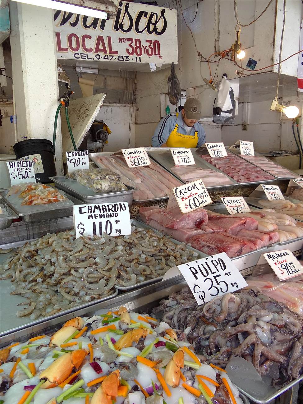 Puesto de mariscos con camarón, pulpo y pescado del día en el mercado de Ensenada